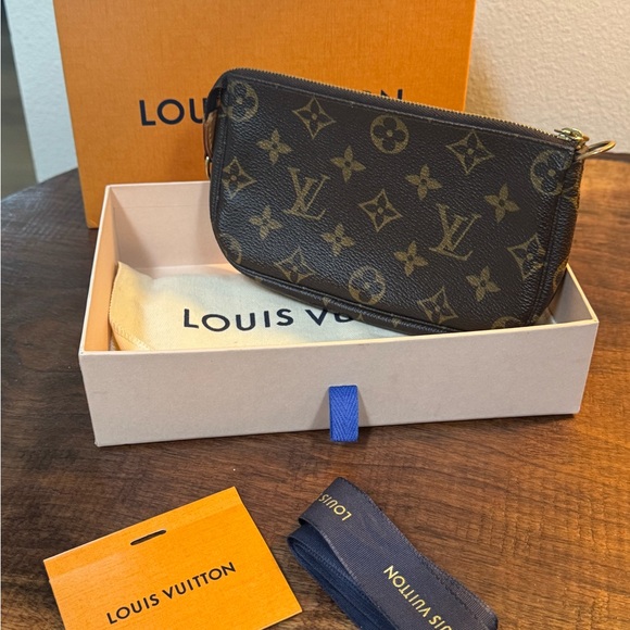 Louis Vuitton Brown Monogram Bag with Gold Chain - Picture 2 of 13